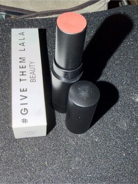 GIVE THEM LALA Beauty Highlighting Stick in Chill Out - NEW
